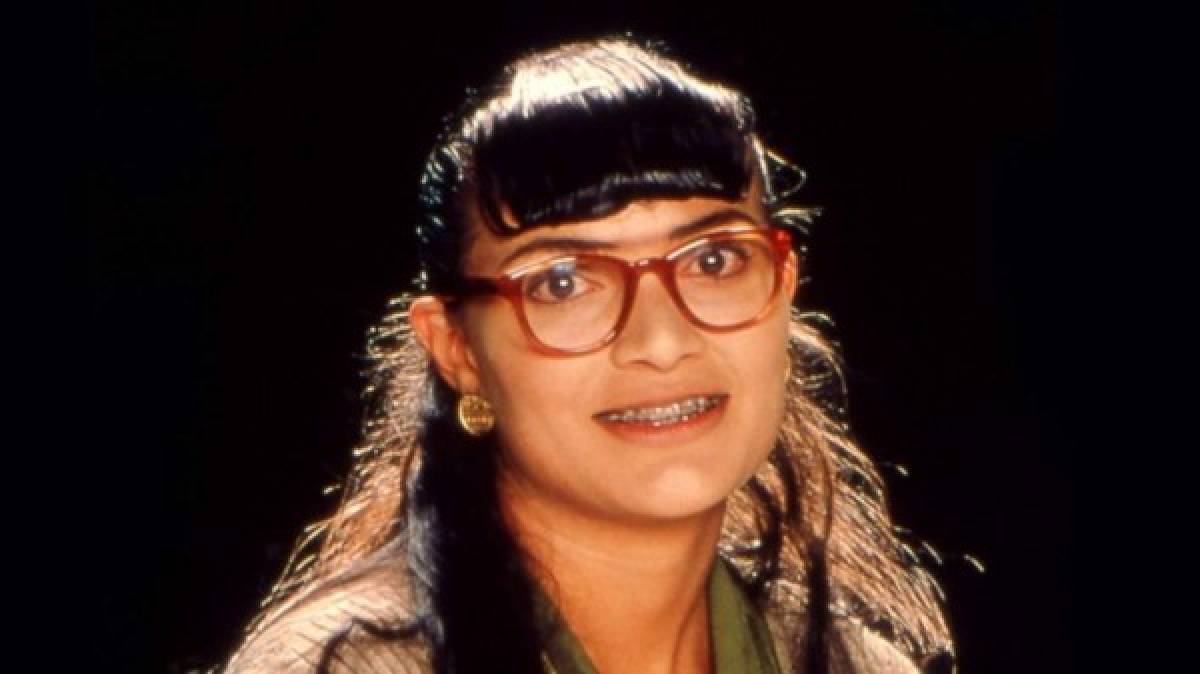 La siempre inolvidable 'Betty La Fea' sigue en el puesto #8 de Netflix. La telenovela es una de las más queridas por los hondureños. Beatriz Pinzón tiene un título en finanzas. Para su suerte, consigue empleo en una de las compañías más importantes en el mundo de la moda, Ecomoda. Betty nunca imaginó los constantes desprecios que enfrentaría por su aspecto físico.<br/>