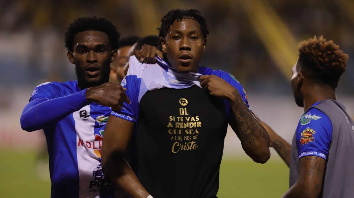 Óscar Barrios festejando su gol marcado en el duelo Real España vs Victoria.