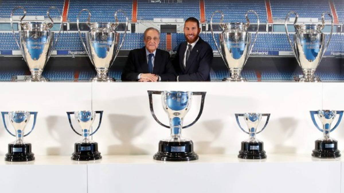 Sergio Ramos y Florentino Pérez posan junto a los trofeos conquistados por el futbolista en el Real Madrid.