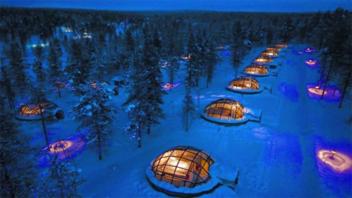 Hotel Kakslauttanen, en Finlandia: Ofrece una hermosa vista de la aurora boreal gracias a su espectacular diseño en forma de iglú de cristal. Advertencia, las habitaciones son transparentes.