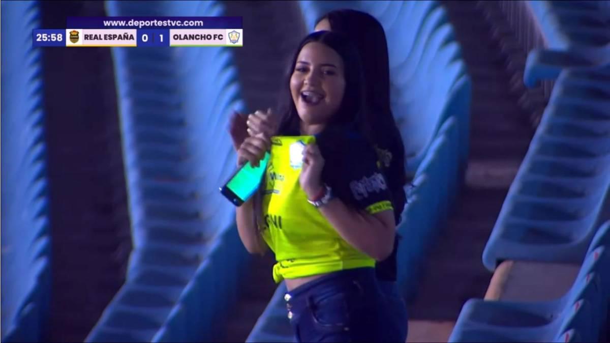 Las cámaras captaron a la bella joven celebrando con algarabía cada uno de los goles de los Potros en el estadio Olímpico de San Pedro Sula.