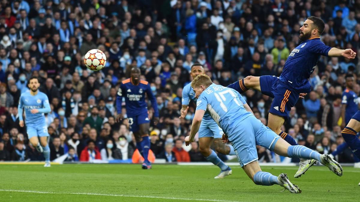 Momento del cabezazo de Kevin De Bruyne que abrió el marcador apenas a los dos minutos.