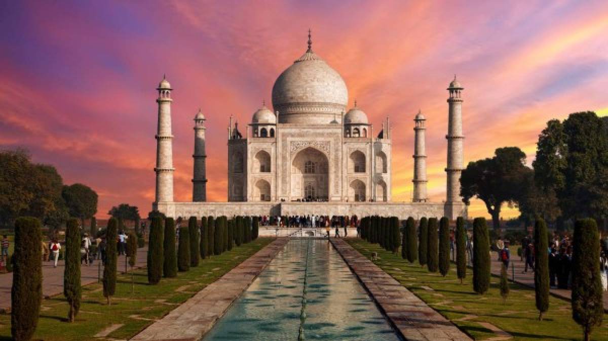 Taj Mahal, India<br/><br/>La ciudad de Agra, en el estado Uttar Pradesh de India acoge al segundo de los monumentos designado como las 7 maravillas del mundo moderno declarado también como bien Patrimonio de la Humanidad por la Unesco. Se trata del Taj Mahal, una construcción funeraria levantada en el siglo XVII bajo encargo del emperador Shah Jahan en honor a su esposa favorita, Mumtaz Mahal. <br/><br/>De hecho, la tumba es la pieza central de un complejo de 42 acres que incluye una mezquita y una casa de huéspedes además de los jardines.<br/><br/>