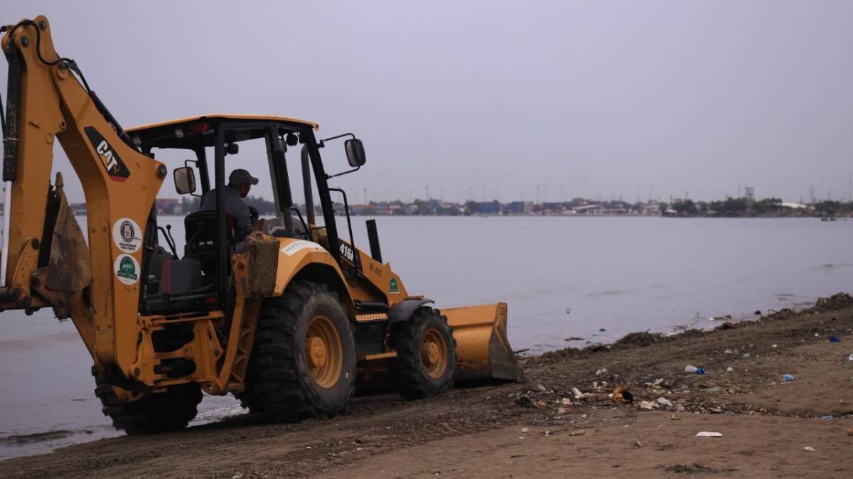 Después de varios meses sin reportar el problema, autoridades de estos municipios denunciaron que las playas amanecieron con toneladas de desechos, se presume que por las lluvias.
