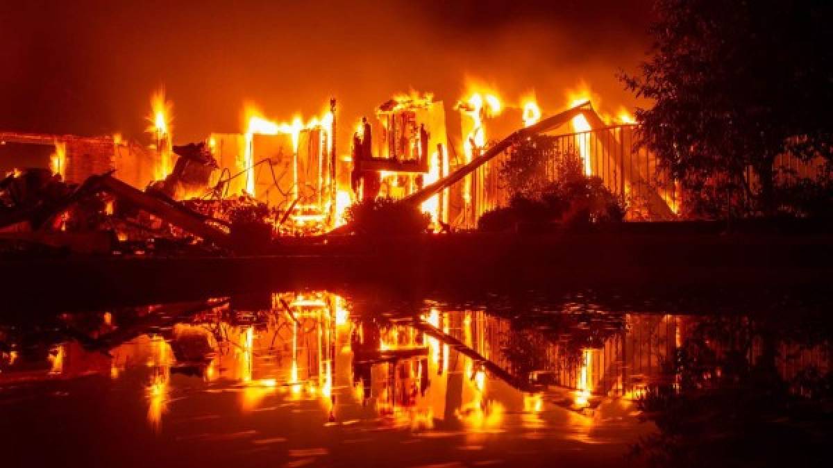 Más de 17,000 bomberos fueron desplegados a lo largo de California, donde este año se ha registrado una temporada de incendios récord con un área quemada de 1,3 millones de hectáreas.