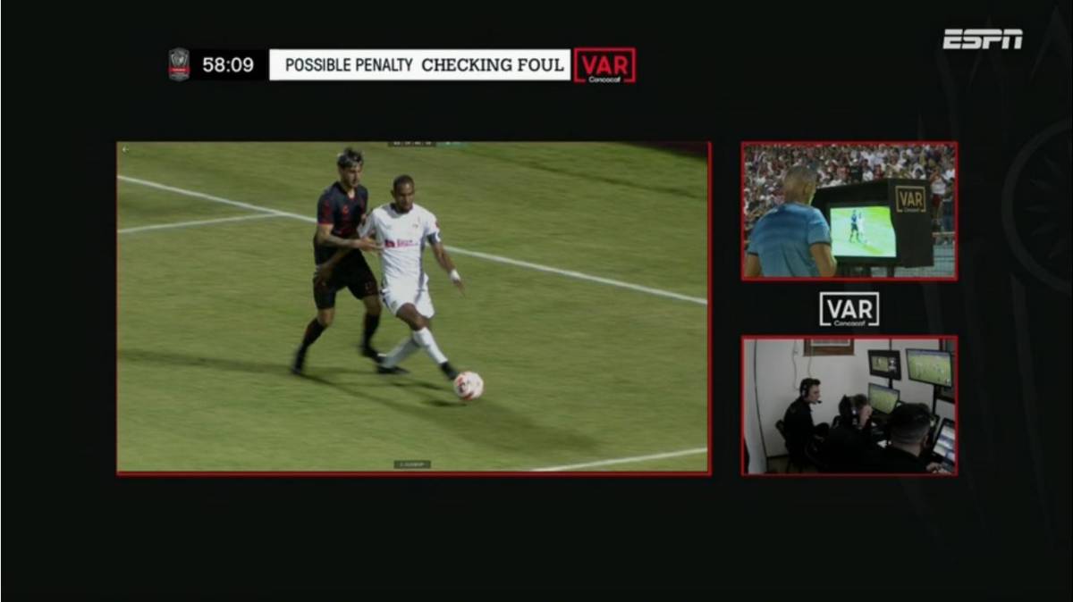 Revisión del VAR a la jugada de Jerry Bengtson.