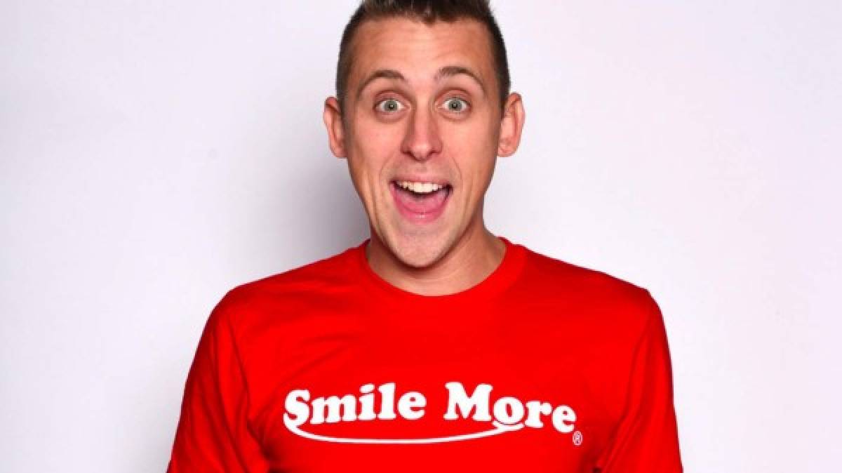 #2: Roman Atwood - 8 millones de dólares. El segundo en la lista es el humorista Roman Atwood. Aunque cobra casi la mitad que PewDiePie, su canal tiene más de diez millones de suscriptores y cuenta con patrocinadores como la firma de papel higiénico Scottex. Aumentó sus ingresos en el último año un 70%.