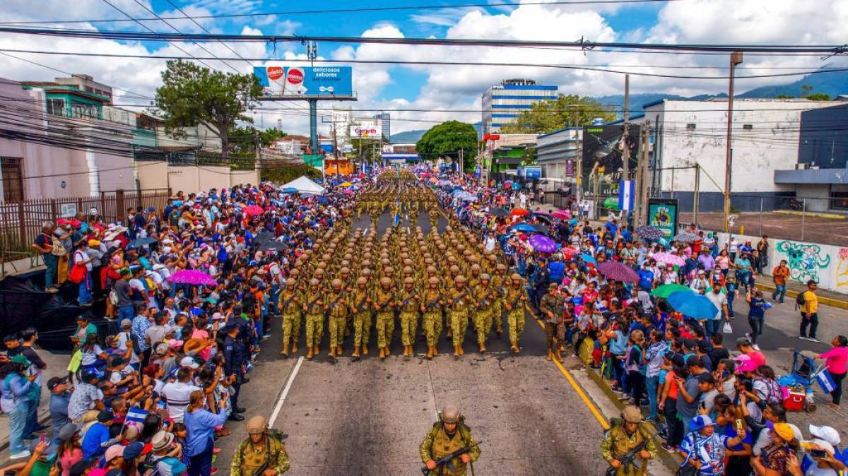 El desfile promovido por el Gobierno de Bukele partió de la Plaza Salvador del Mundo, en San Salvador, liderado por el Ejército, pero también contó con la participación de escuelas y colegios.