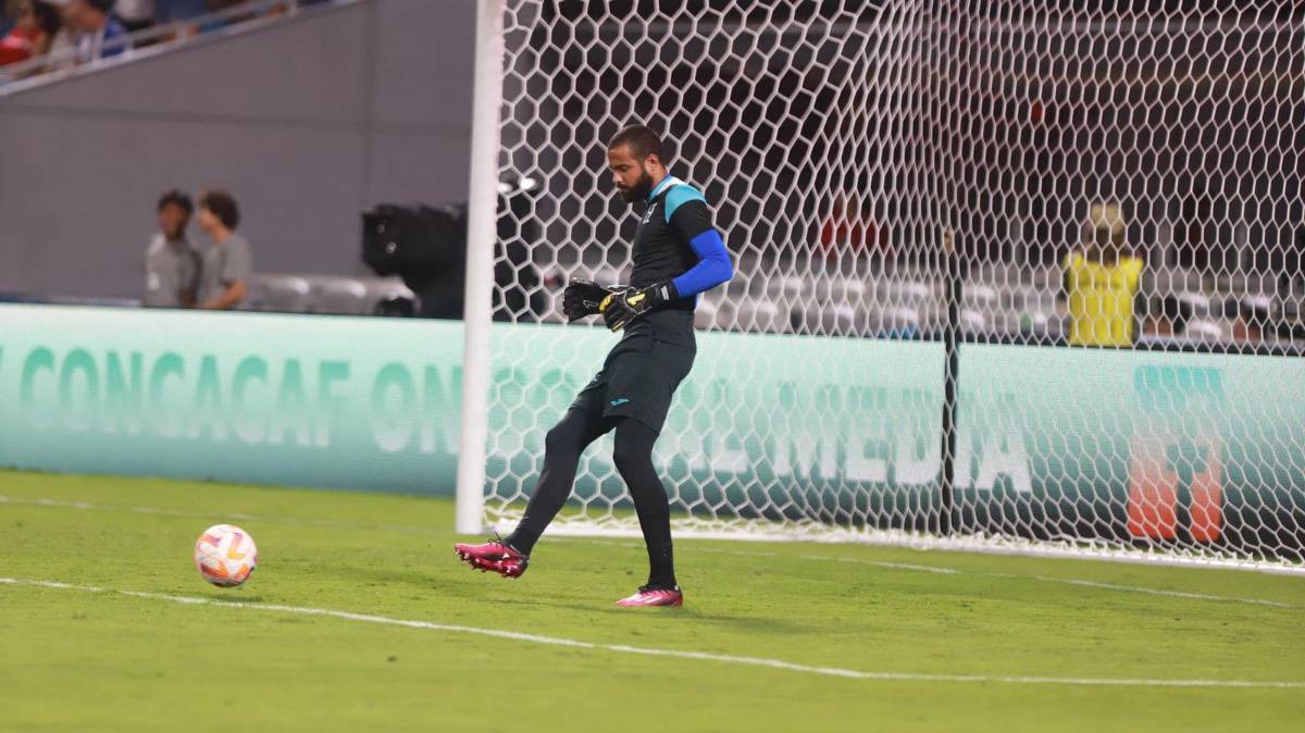 Edrick Menjívar durante los entrenamientos previo al partido.