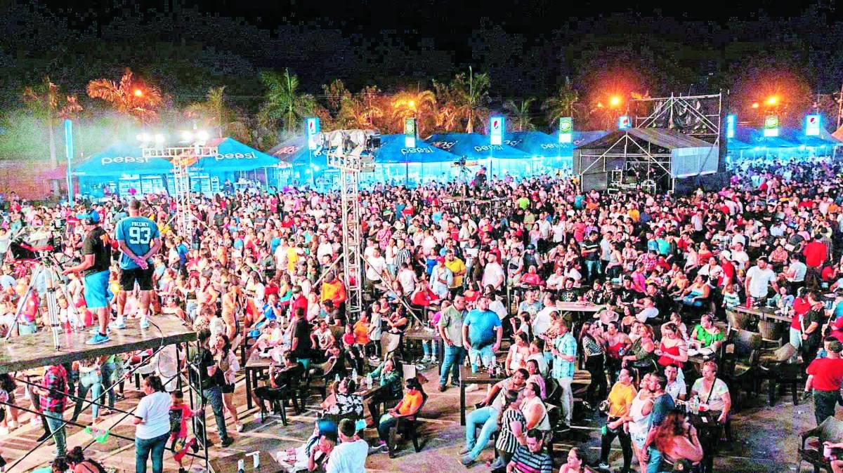 Familias completas llegan al Campo Agas para dar un recorrido por los estables y apreciar las razas bovinas que están en exposición.