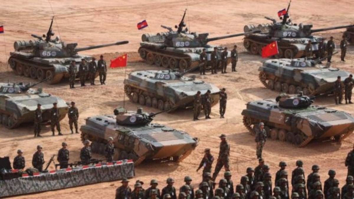 Entre los nuevos vehículos de ataque que China ha exhibido al mundo se encuentran el tanque ligero Tipo 15 y el nuevo obús montado en un vehículo de 155 milímetros.