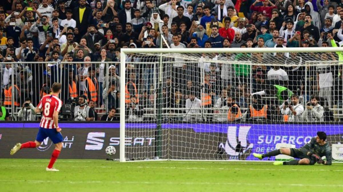 Saúl Ñíguez falló el primer penal del Atlético al estrellar el balón en el vertical derecho de Courtois.