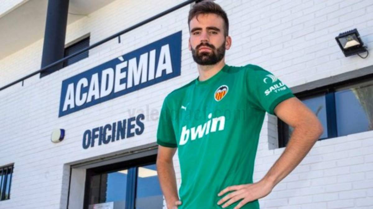 El Valencia ha fichado a Unai Etxebarria para su filial. El portero llega libre, tras ser despedido del Granada y ha firmado por una temporada.