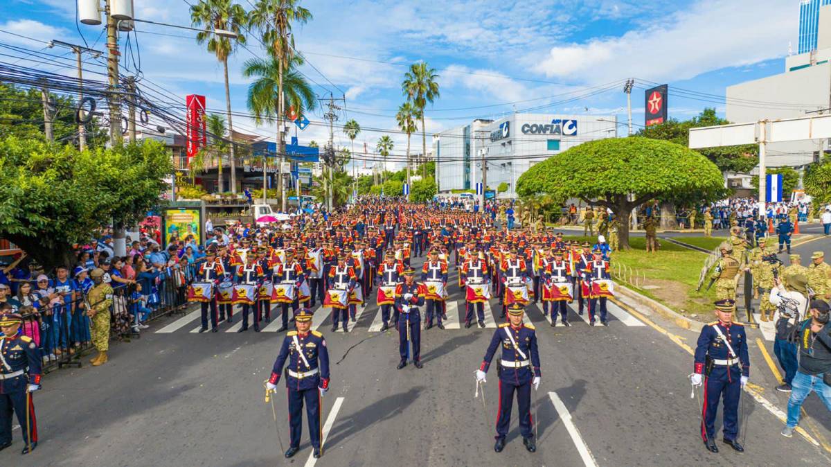 El desfile inició muy temprano por la mañana encabezado por la banda de guerra de los cadetes de la Escuela Militar de El Salvador.