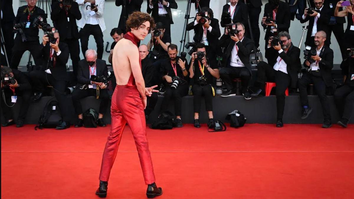 Chalamet recurrió a la ayuda de su diseñador favorito y amigo, Haider Ackermann, para llevar un overol o jumpsuit en clave couture con tirantes a medida. 