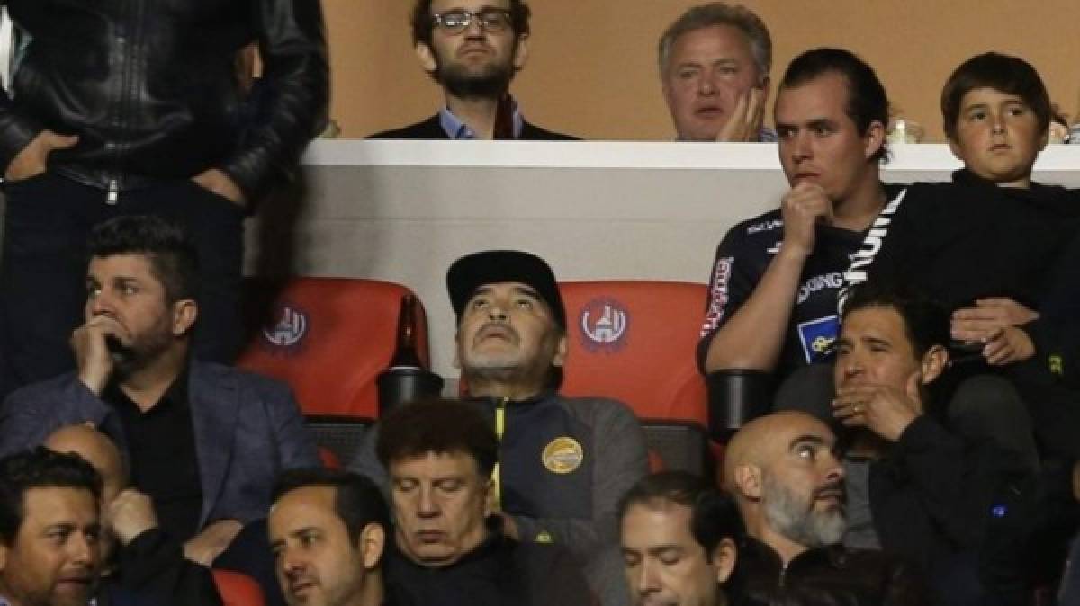 A Diego Maradona se lo vio rodeado de allegados en el palco.