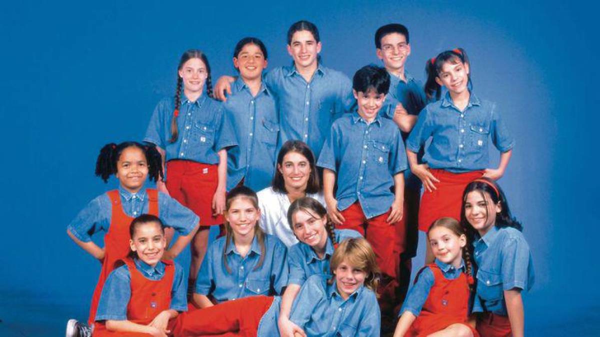 Es una de las telenovelas infantiles de mayor duración en Argentina. Fue transmitiendo entre 1995 y 2006, con más de mil episodios y ocho temporadas al aire. Inicialmente, la historia de Chiquititas se desarrollará en el hogar de niñas Rincón de Luz, donde diez huérfanas fueron testigo de las relaciones entre los adultos que conforman el lugar. 