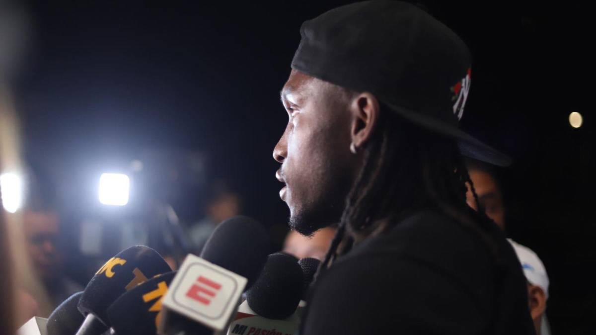 Alberth Elis atendió a los medios de comunicación en su llegada.