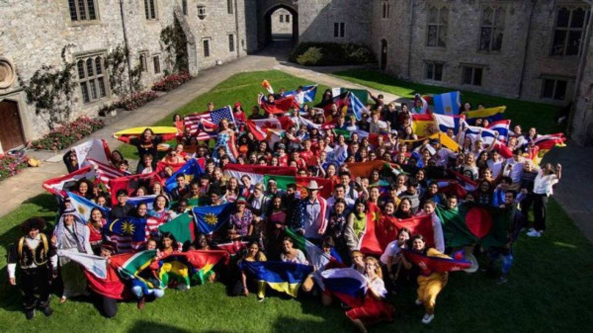 La escuela, que opera en el castillo de San Donato del siglo XII, es una de las 18 sedes del United World Colleges (UWC), repartidos por países desde Canadá a Esuatini (antigua Suazilandia).