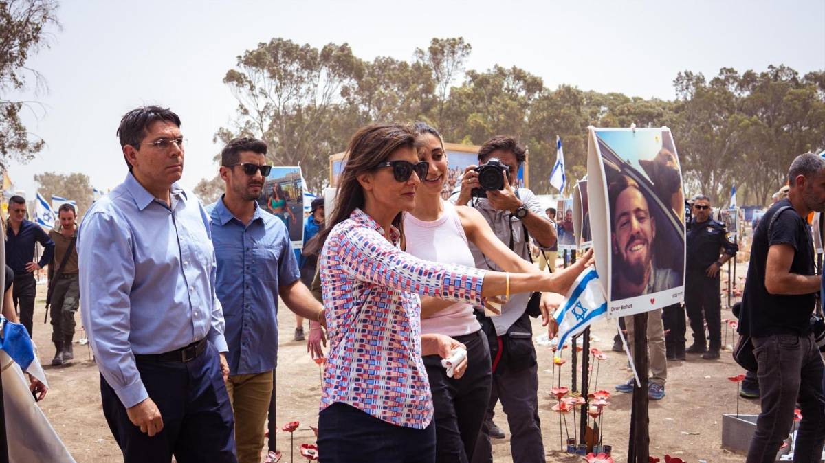Nikki Haley visita Israel y escribe en un proyectil: “Acaben con ellos”