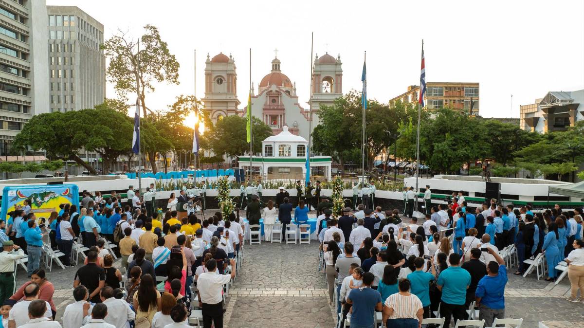 El regidor municipal encendió la flama de la paz y la entregó a las autoridades educativas.