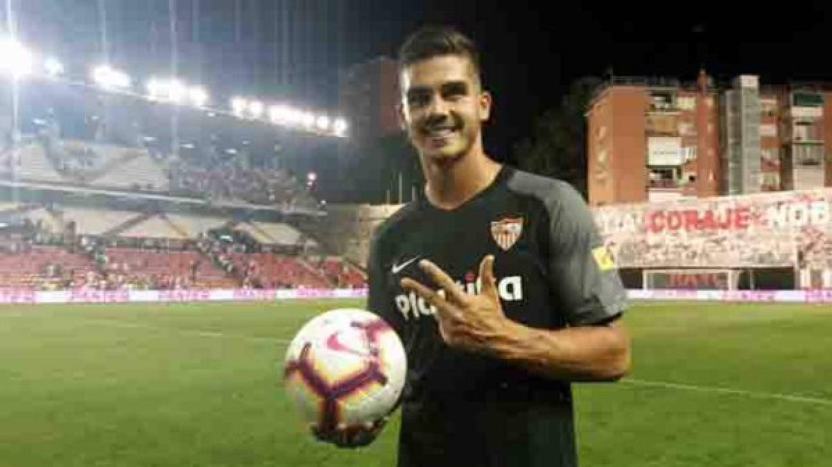 André Silva: El Sevilla le fichó procedente del AC Milan y no tiene intención de desprenderse de sus servicios, pero si llega una buena oferta del FC Barcelona, podría concretarse. Anteriormente jugó en el AC Milan y Porto.