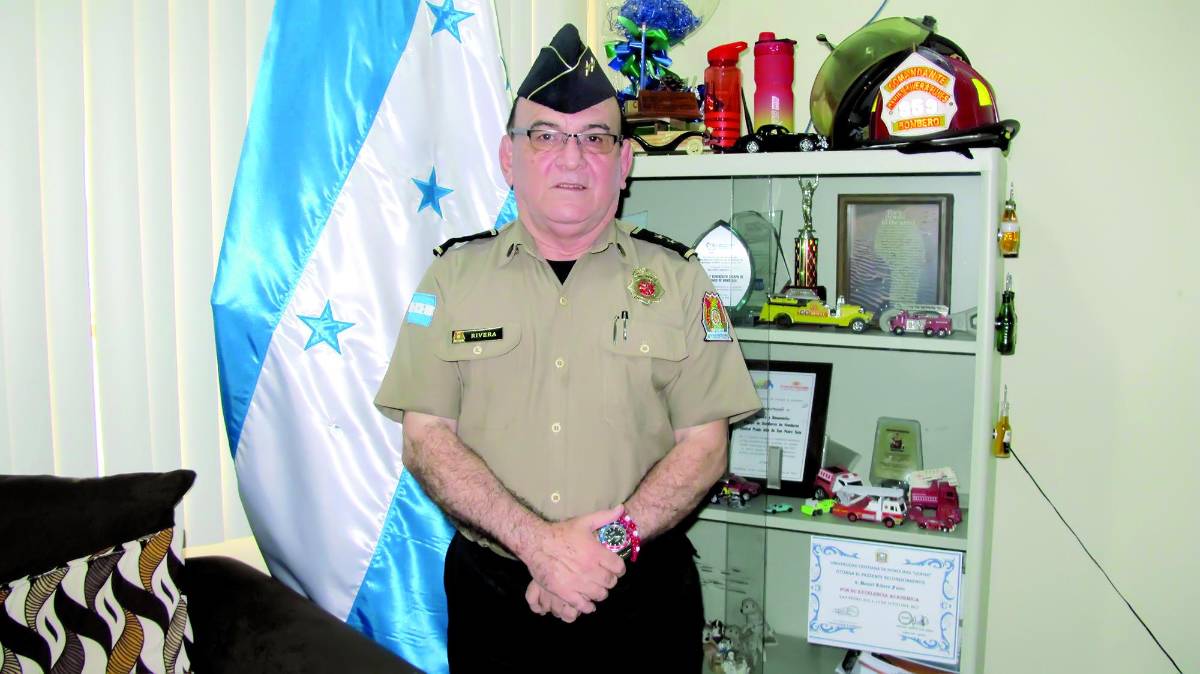 Daniel Rivera, jefe de los bomberos.