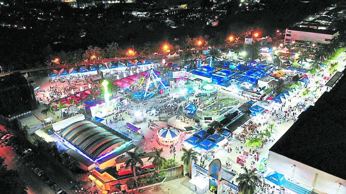 Con desfile de carrozas, pero sin carnaval cierra la feria