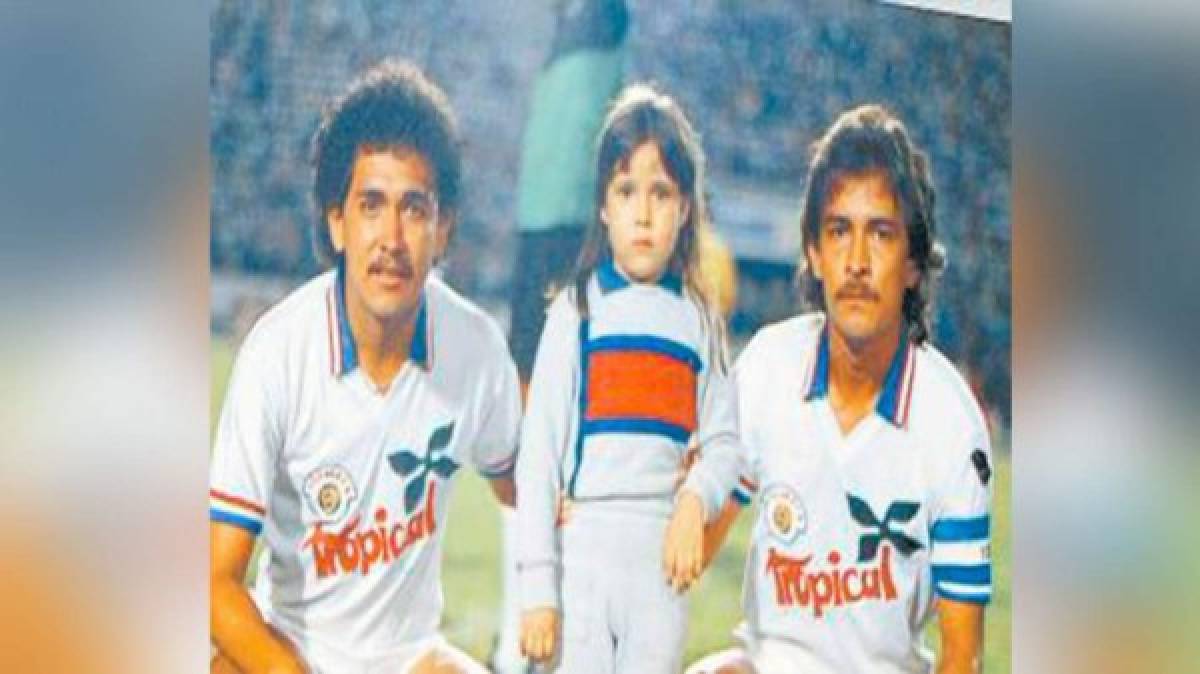 Los Espinoza - Nahum y Juan Carlos jugaron juntos tanto en el Real España como en el Olimpia. En el club albo, los dos fueron capitanes y entre los dos levantaron tres copas, las cuáles se suman a las obtenidas como directores técnicos.