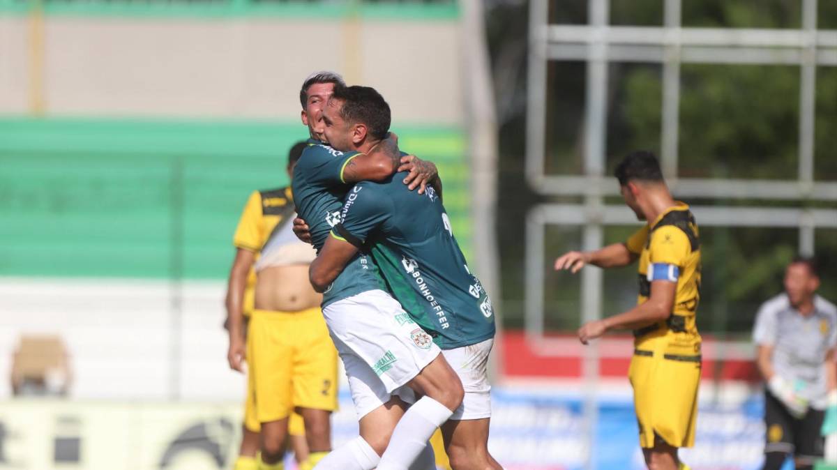 Gorga celebrando el gol con su compatriota Royón.