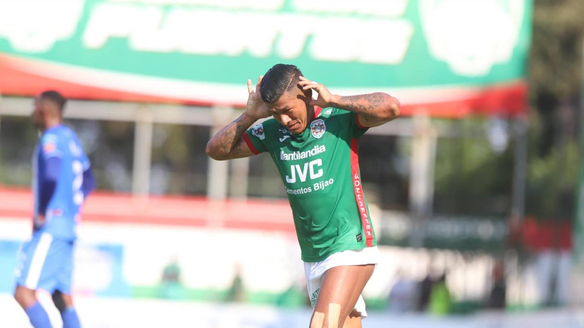 Iván López celebrando su doblete en el Marathón vs Victoria.