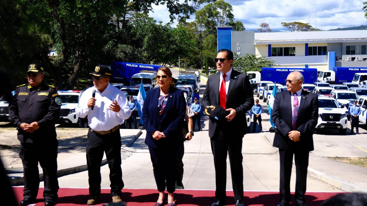 Castro junto a su hijo Héctor y Gustavo Sánchez, ministro de Seguridad. También estuvieron presentes otros funcionarios.