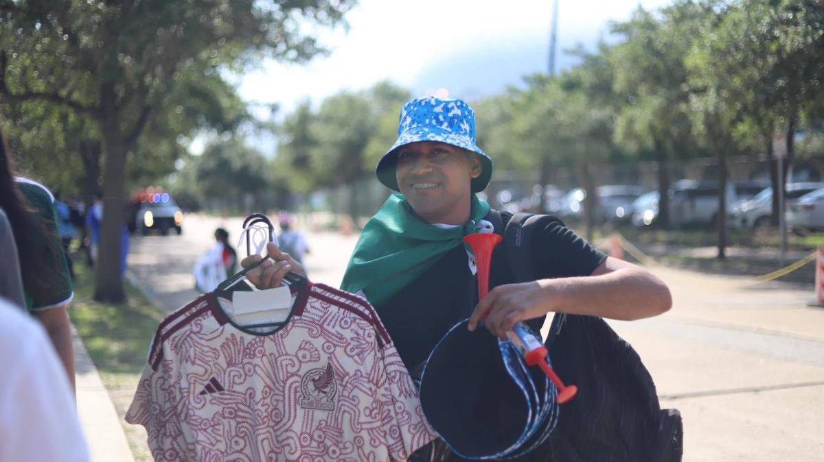¿Cuánto cuesta una camiseta de Honduras en las afueras del NRG Stadium?