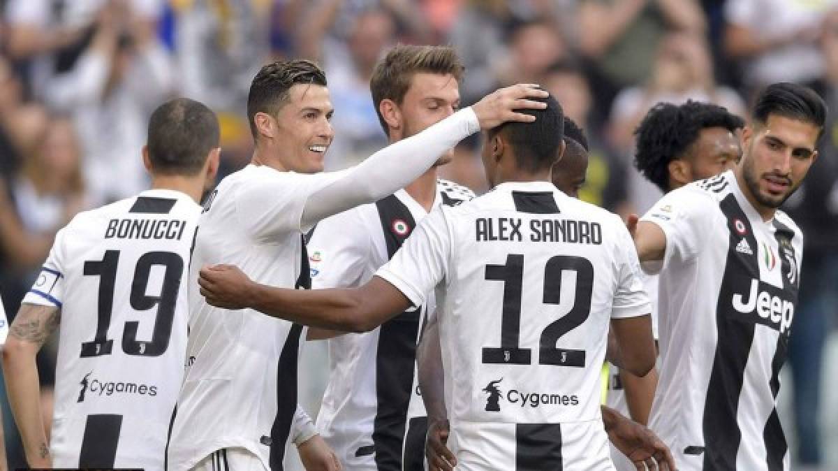 Cristiano Ronaldo consiguió el fin de semana su primer Scudetto con la Juventus. El jugador escribió una nueva página en la historia del fútbol tras convertirse en el primer jugador que consigue ganar las ligas en Italia, España e Inglaterra, por lo que tenían más de un motivo de celebración.