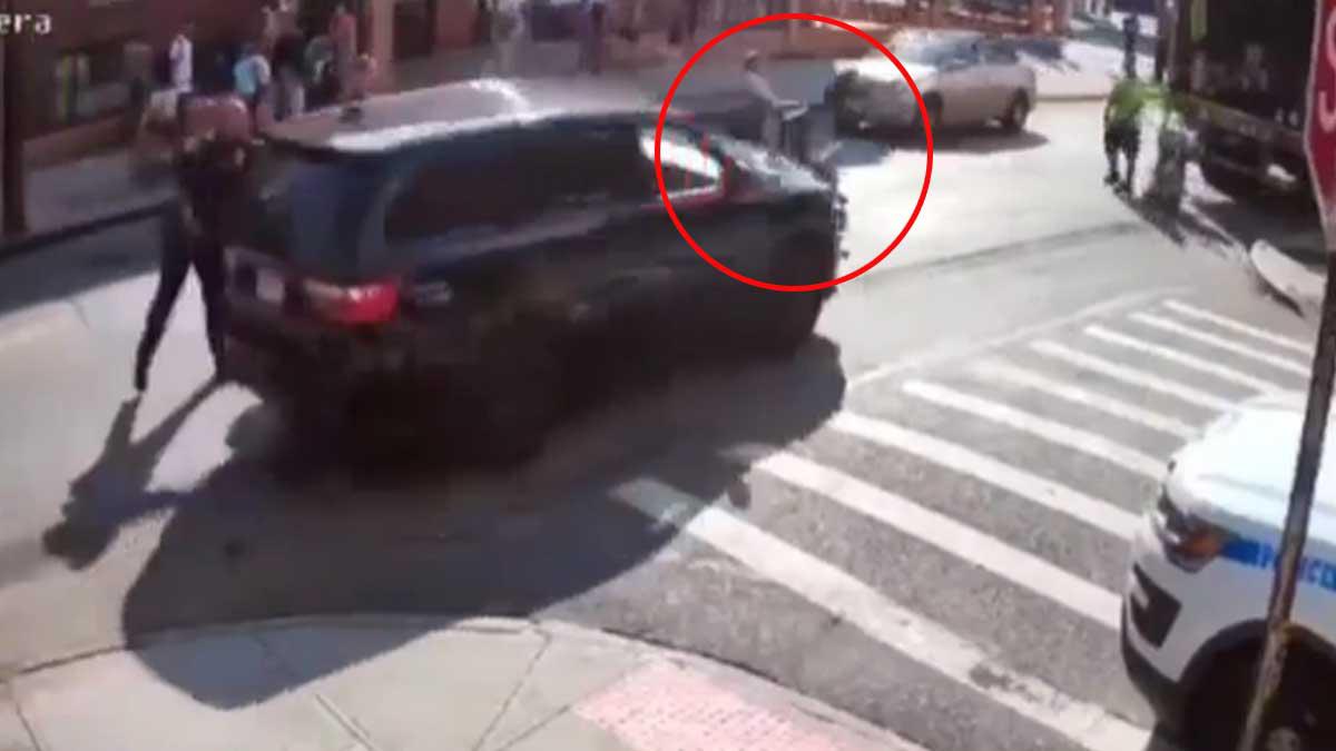 ¡Impactante! Conductor embiste a una madre que empuja el cochecito de su hija en Nueva York