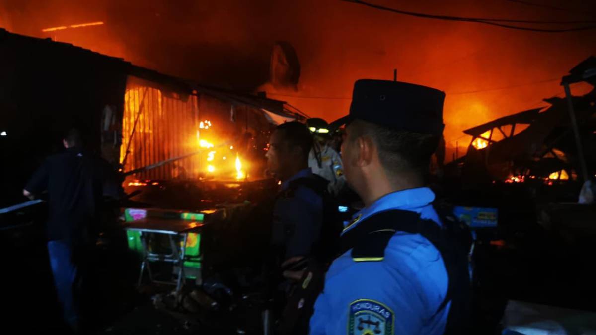 Asfura cumple promesa y entrega ayuda a afectados por incendio en mercado Medina