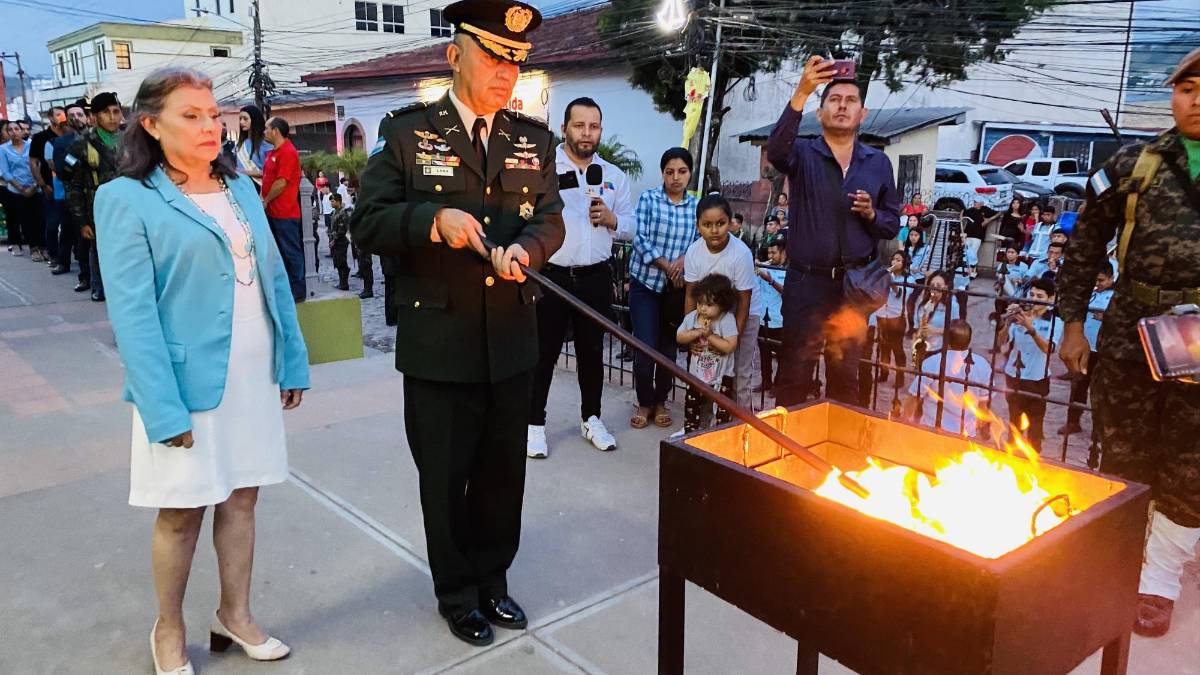 Estudiantes engalanan fiestas cívicas en Santa Rosa de Copán