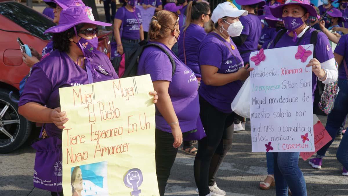 Varias organizaciones participan en el desfile por el Día Internacional de los Trabajadores.