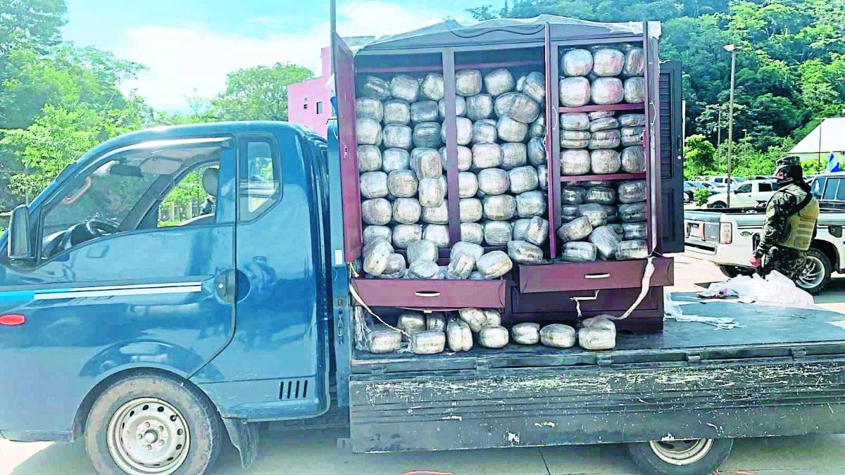 Decomisos. Dentro de las bases de las camas y armarios traficantes esconden los paquetes de marihuana.