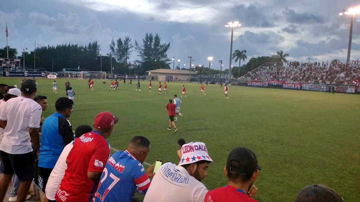 Desde temprano comenzaron a llegar los aficionados olimpistas al estadio para alentar a su equipo.