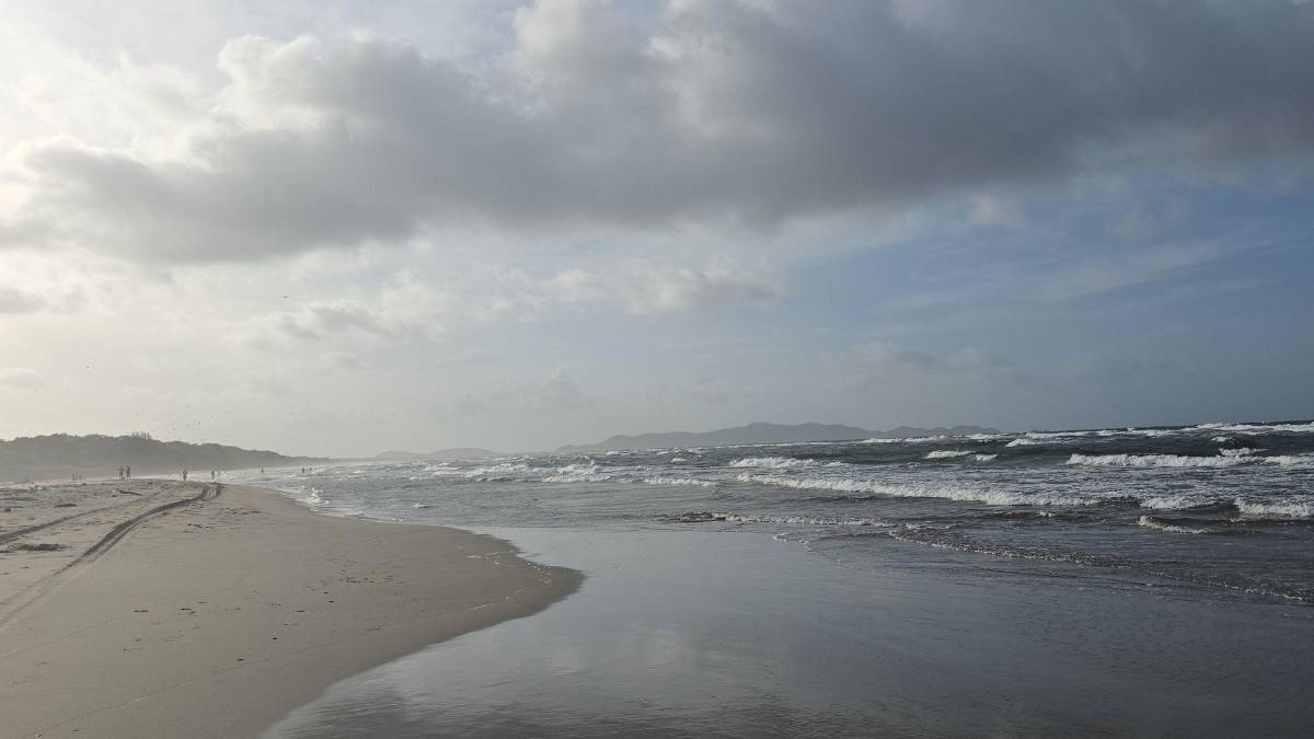 Pesca entre olas en la Miami de Tela: el asombroso ritual entre el mar y la laguna