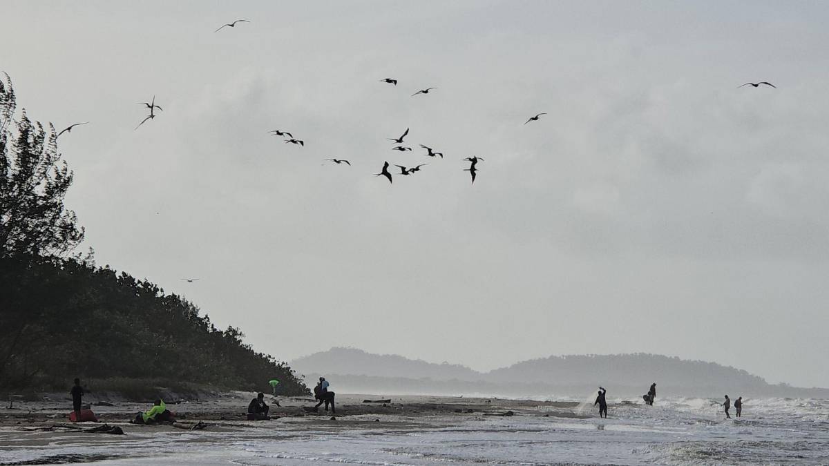 Pesca entre olas en la Miami de Tela: el asombroso ritual entre el mar y la laguna