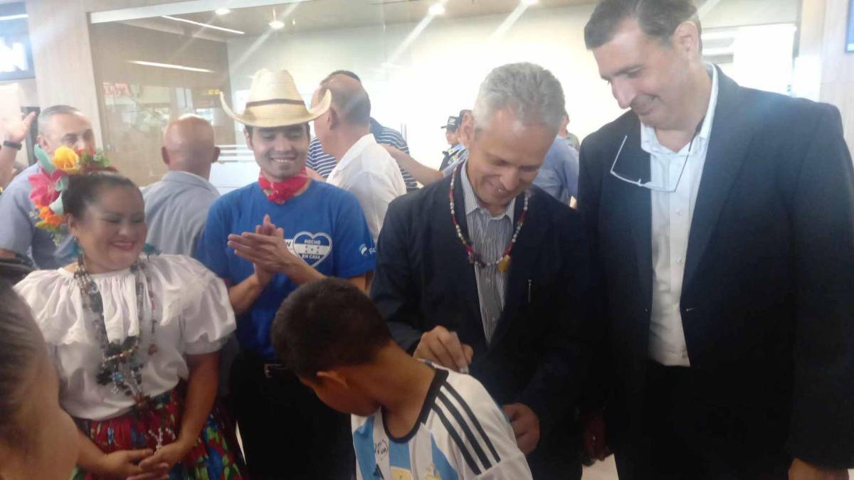 Reinaldo Rueda en su llegada a Honduras.