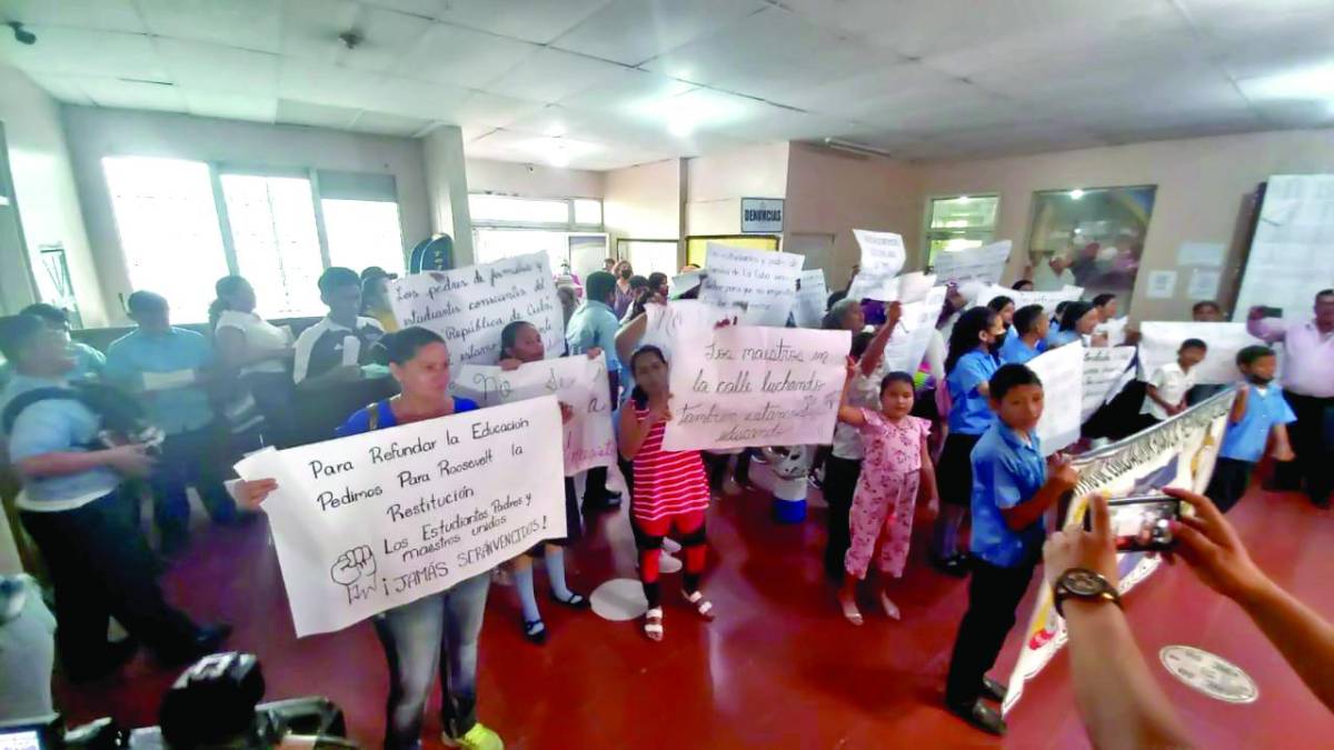 Padres de familia y alumnos de la República de Cuba protestaron por el despido de Roosvelt Márquez.