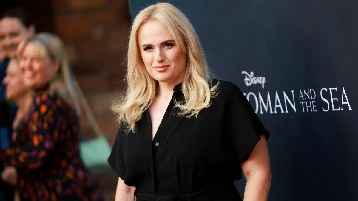 Rebel Wilson contrademanda por acoso a tres productores