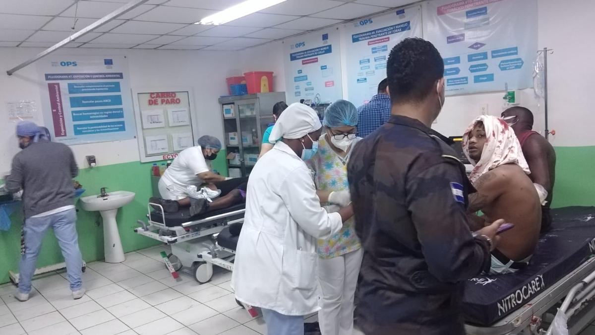 Personal médico atiende a los heridos en la riña carcelaria.