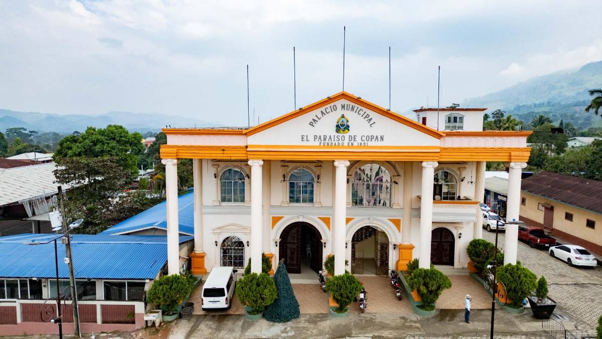 A pedazos se caen las casas y establos de Alexander Ardón