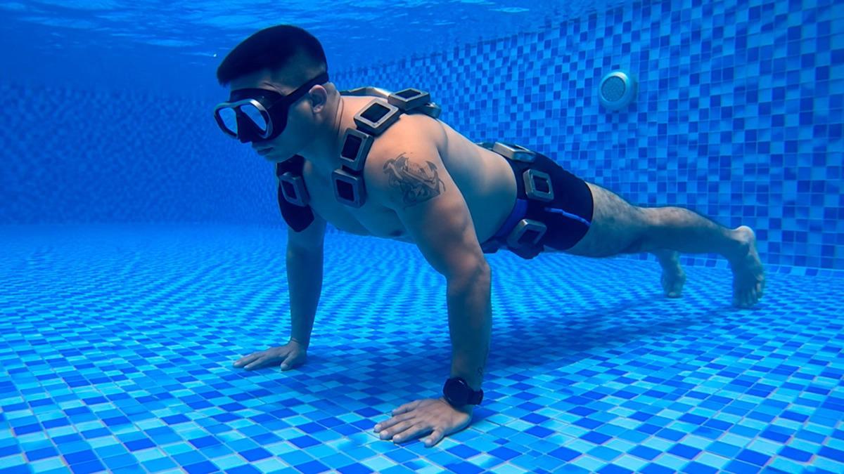 Con una sola respiración: yogui rompe Récord Guinness con 86 flexiones bajo el agua