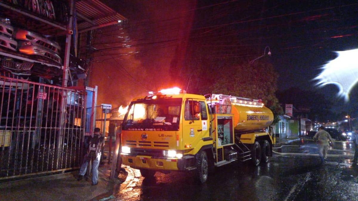 Mujer incendia casa de su expareja y se lleva a su hijo en SPS