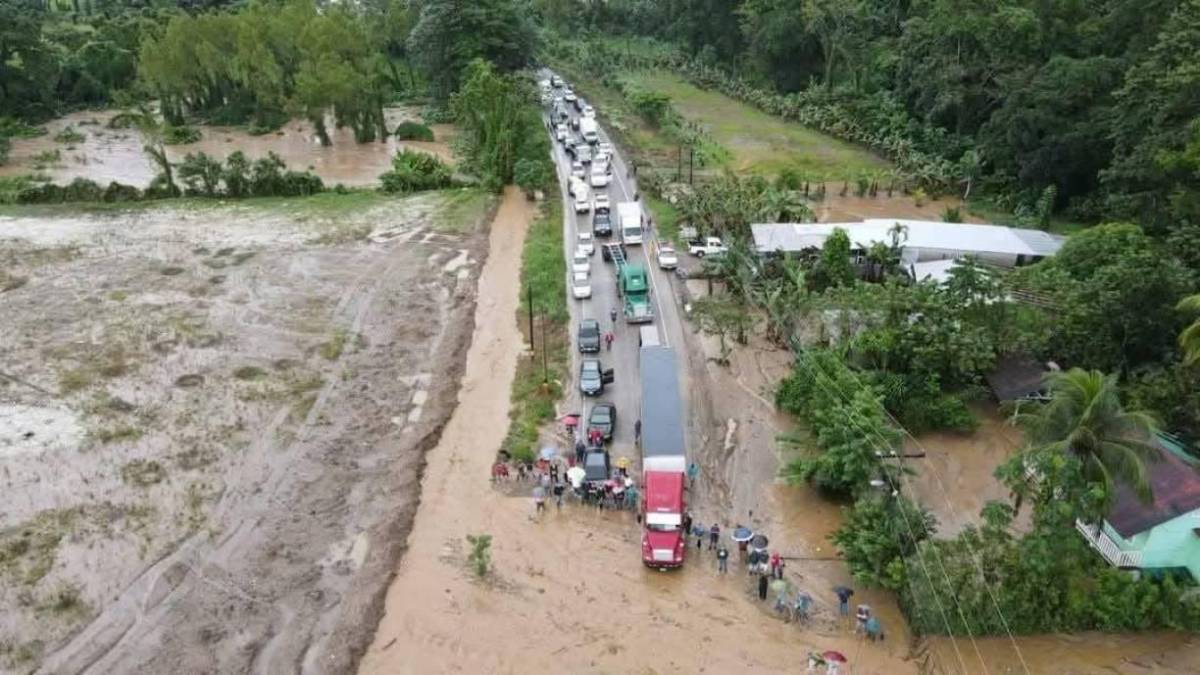 Derrumbes y desbordes de ríos por lluvias en Omoa y Puerto Cortés